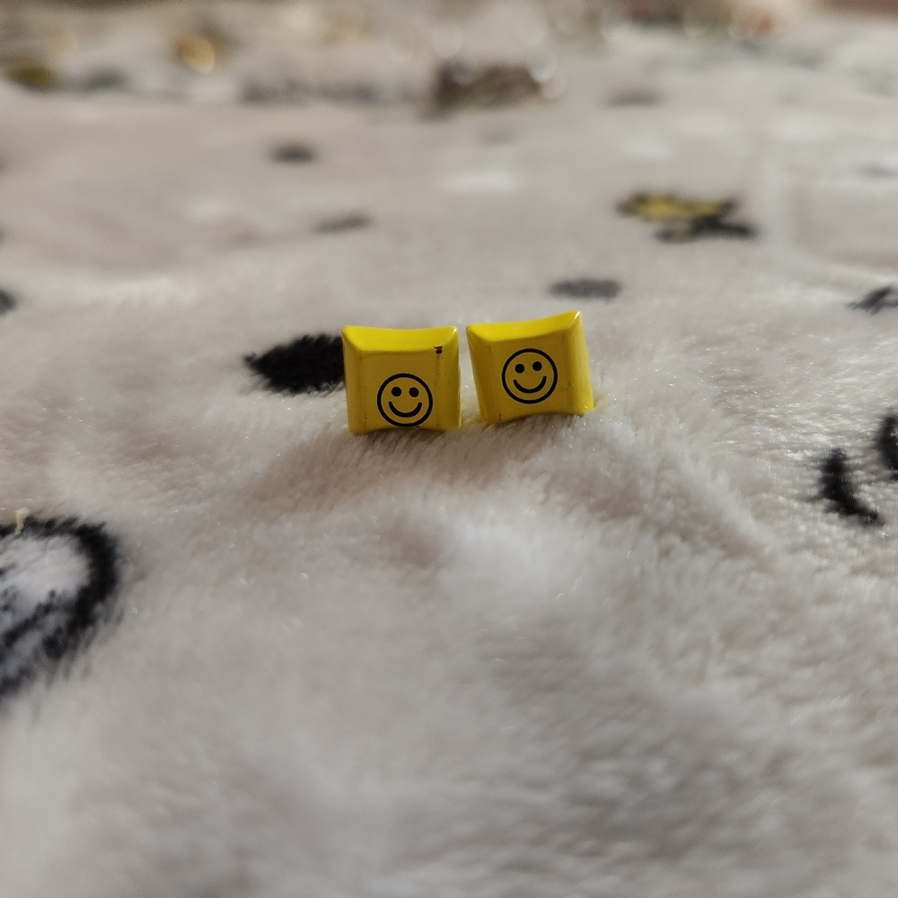 💙2/$8💙 Hot Topic Smiley Face Keyboard Key Earrings